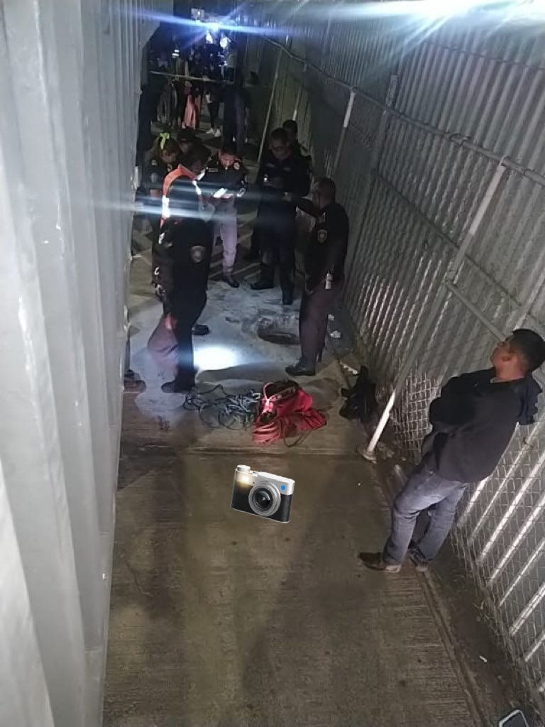 HalconOnce's tweet photo. ¡Lamentable! Dos jovencitas que se dirigían a un concierto de la banda #Zoe, pierden la vida al caer en el interior de una coladera sin tapa cerca del @MetroCDMX #Velodromo, laterales de #Viducto y Eje 3. ¿Quienes los responsables?  @Claudiashein @GobCDMX @SacmexCDMX @IztacalcoAl https://t.co/4YSYGWcJTZ