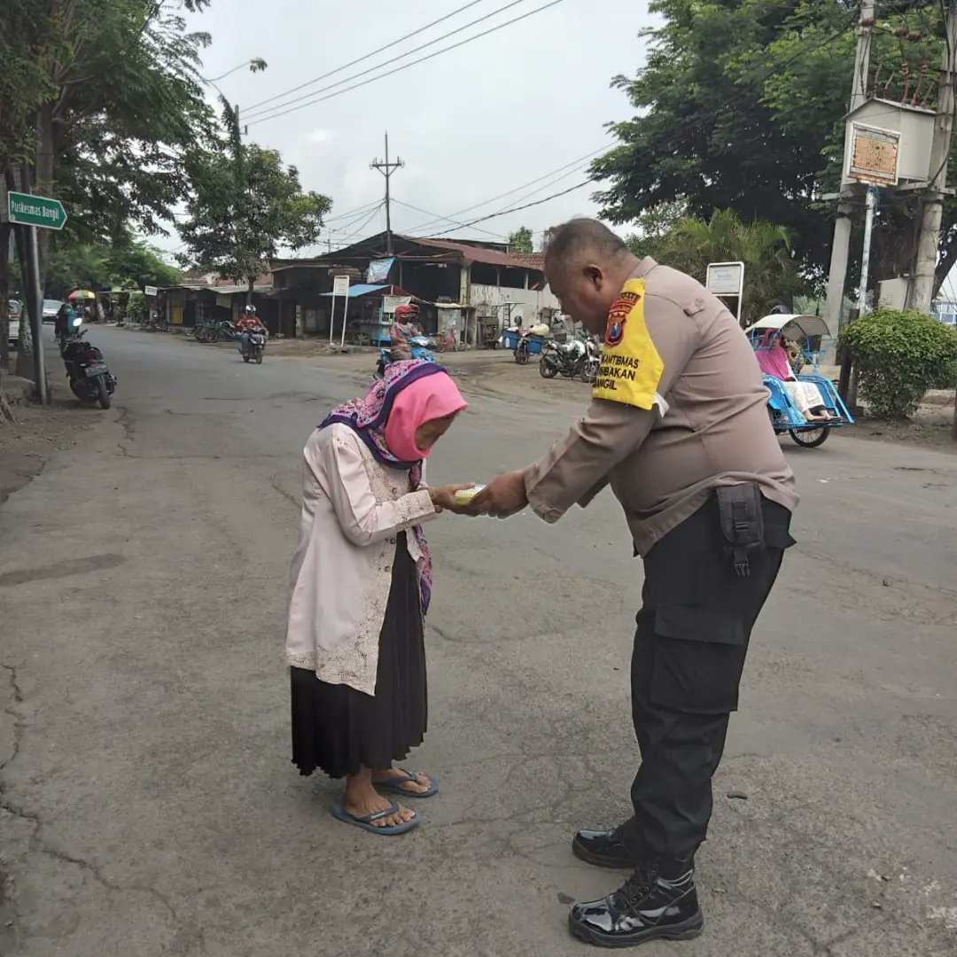 polsek_bangil's tweet photo. Kegiatan Bhabinkamtibmas Aiptu Suryadi melakukan giat Jumat berbagi kepada warga/masyarakat di pinggir Jalan di Wilayah Kec. Bangil.
#Bangil
#Polisiindonesia
#berbagikebaikan
#Polsekbangil
#Polripresisi
#Humaspolsekbangil https://t.co/72i2pAHjYI