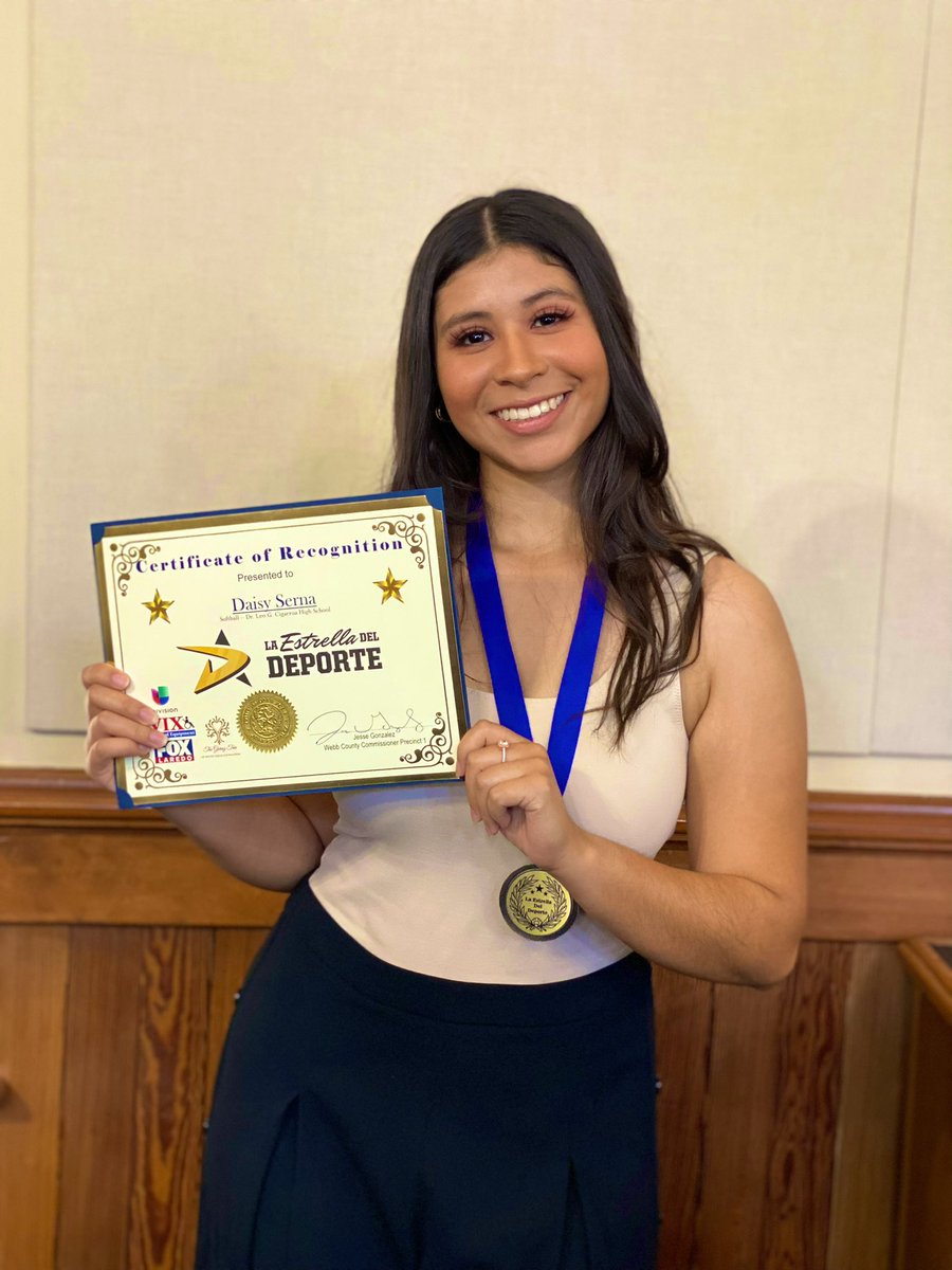 CHSToroSoftball's tweet photo. CONGRATULATIONS TO OUR DAISY SERNA FOR BEING NAMED ESTRELLA DEL DEPORTE! Daisy, you make us #ToroProud! #GrindDontStop #PowerInaPonytail #AmarrateElChongo 🥎🤙🏽 https://t.co/okKUjXwwyF