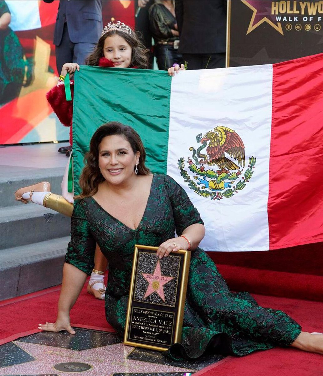 mundonoveleromx's tweet photo. ¡Honor a Quien Honor  Merece! 

 Angelica Vale recibiendo su estrella en el paseo de la fama en Hollywood, junto a su  familia. 

¡Muchas Felicidades! @angelicavaleoriginal

#LaFeaMasBella 
#Soñadoras 
#AmigasYRivales 
#LaFan https://t.co/e9TDi925oT