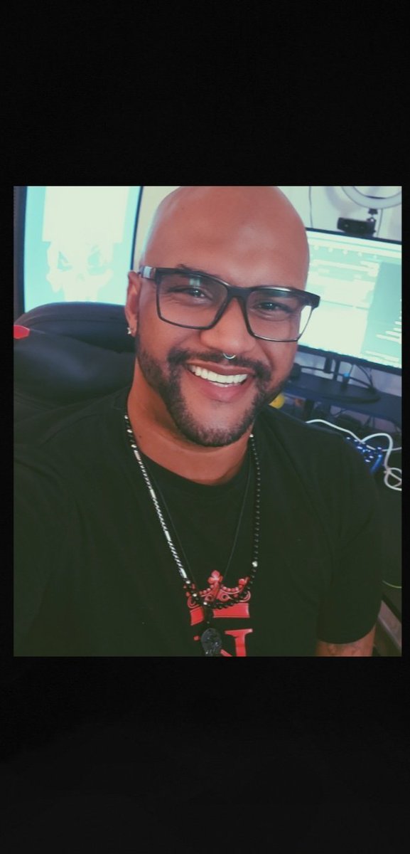 PupZeke89's tweet image. Is that a true smile? I think kt finally might be. #postbreakup #single #gay #feelingmyself