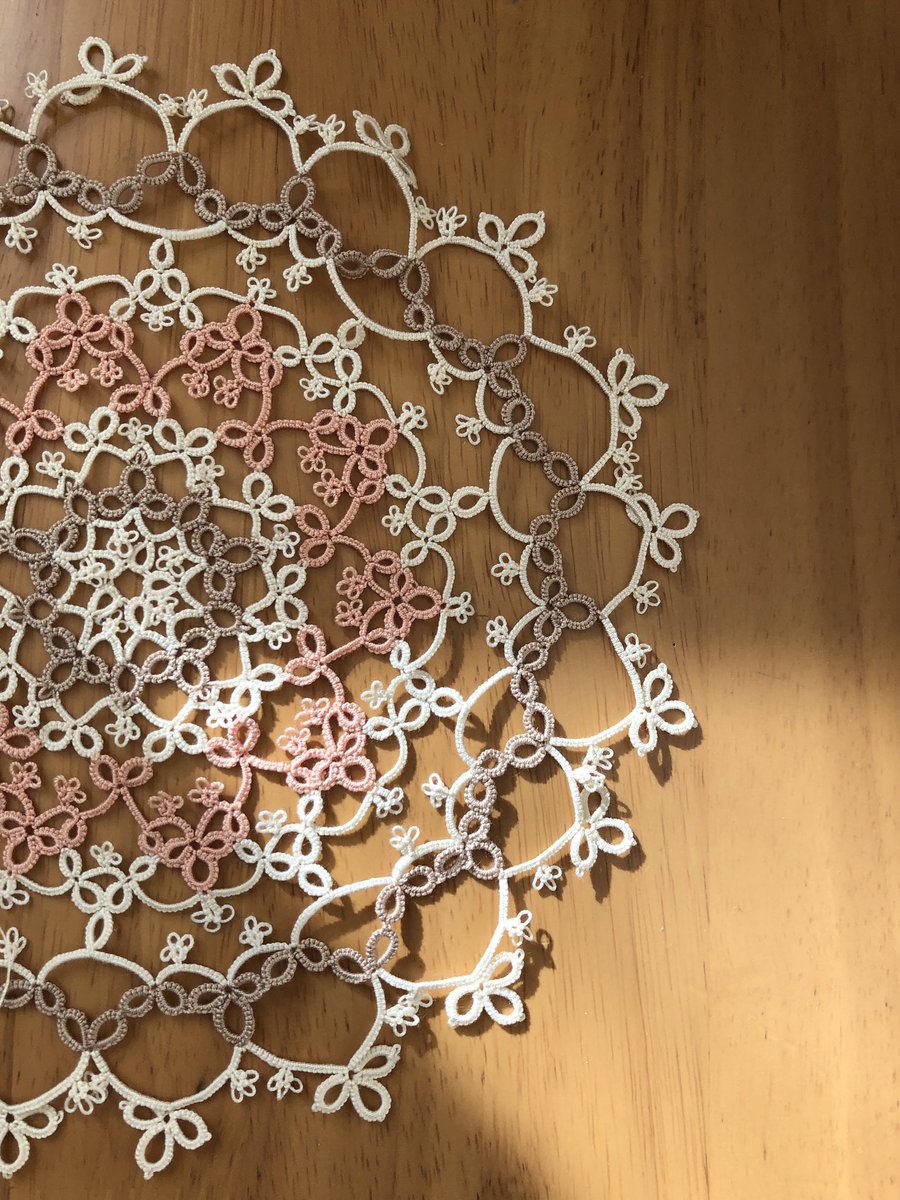 nanairo_tatting's tweet photo. 日差しが暖かいね。
#tattingpattern
cuk 6段目
来週には雪の予報
cukはアイヌ語の"秋"
冬になっちゃうよ。
構想では後2段で完成です。
#ナナイロタティング
#タティングレース
#糸が好き
#DMCCebelia #DMCセベリア #秋 https://t.co/m6sn2A9EPa