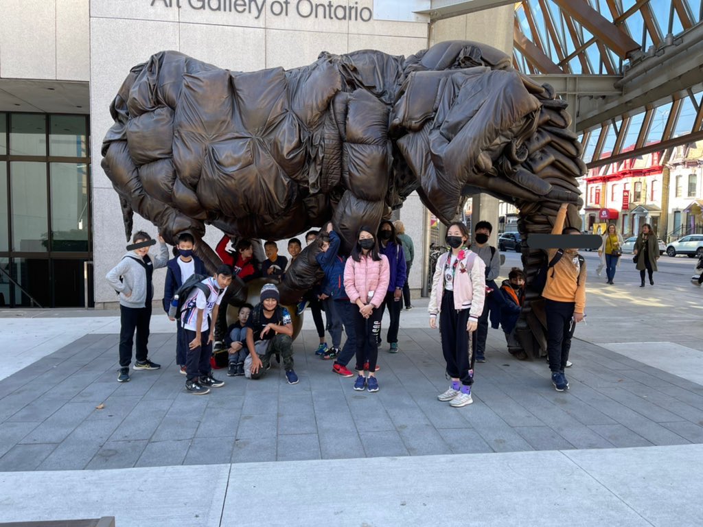 henderson_ave's tweet photo. @TimothyBurbidg1 Gr. 6 class is exploring the beautiful outdoor art of downtown Toronto to show that Art can be found everywhere.@YRDSB @YRDSBArts https://t.co/YTfKk6imIA