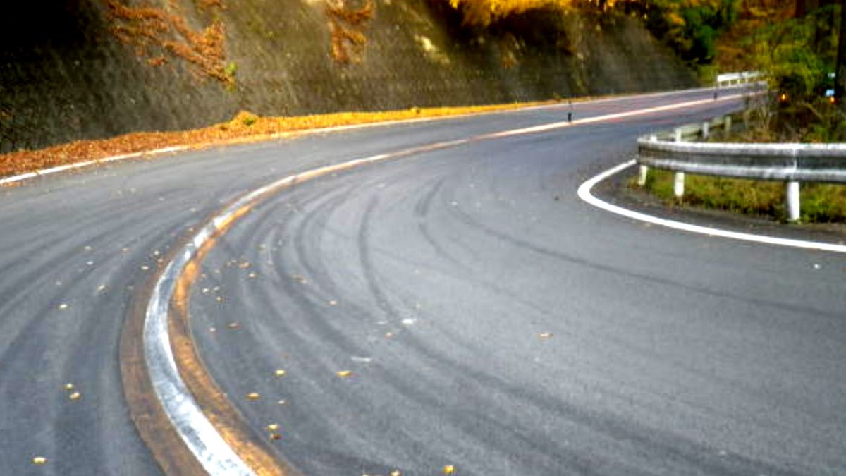 【上野原署から】
道路を汚し、危険走行するローリング族は許せません！▶この写真はローリング族のドリフト走行の痕です▶この写真を見て何を感じますか？▶峠道はサーキットをするところではありません▶当署では峠道を危険走行するローリング族を徹底検挙します◀