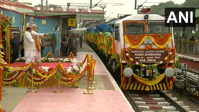 PM Modi in Bengaluru LIVE: देश को मिली एक और सौगात, PM मोदी ने बेंगलुरु में  5वीं वंदे भारत एक्सप्रेस ट्रेन को हरी झंडी दिखाई - pm narendra modi  karnataka tamil nadu