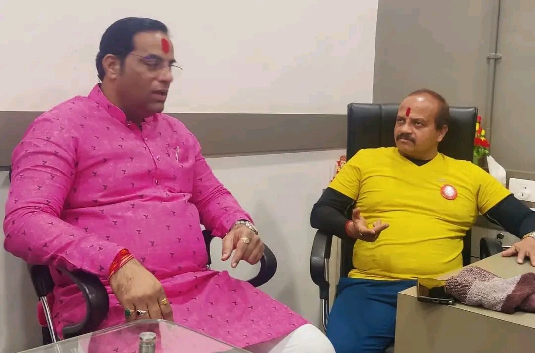 तळ कोकणात जायचं अन् मनसेच्या ढाण्या वाघाला न भेटता यायचं असं १७ वर्षात कधीच झालं नाही.
मला आजही आठवतं, नुकतंच मा. राजसाहेबांनी शिवसेनेचा राजीनामा दिला होता, पक्षाला ना नाव होतं ना झेंडा. माझ्याकडे तेव्हा सुमो व्हिक्टा गाडी होती आणि गाडीच्या बंपरवर लिहले होते "राजसमर्थक"! 
(१/७)