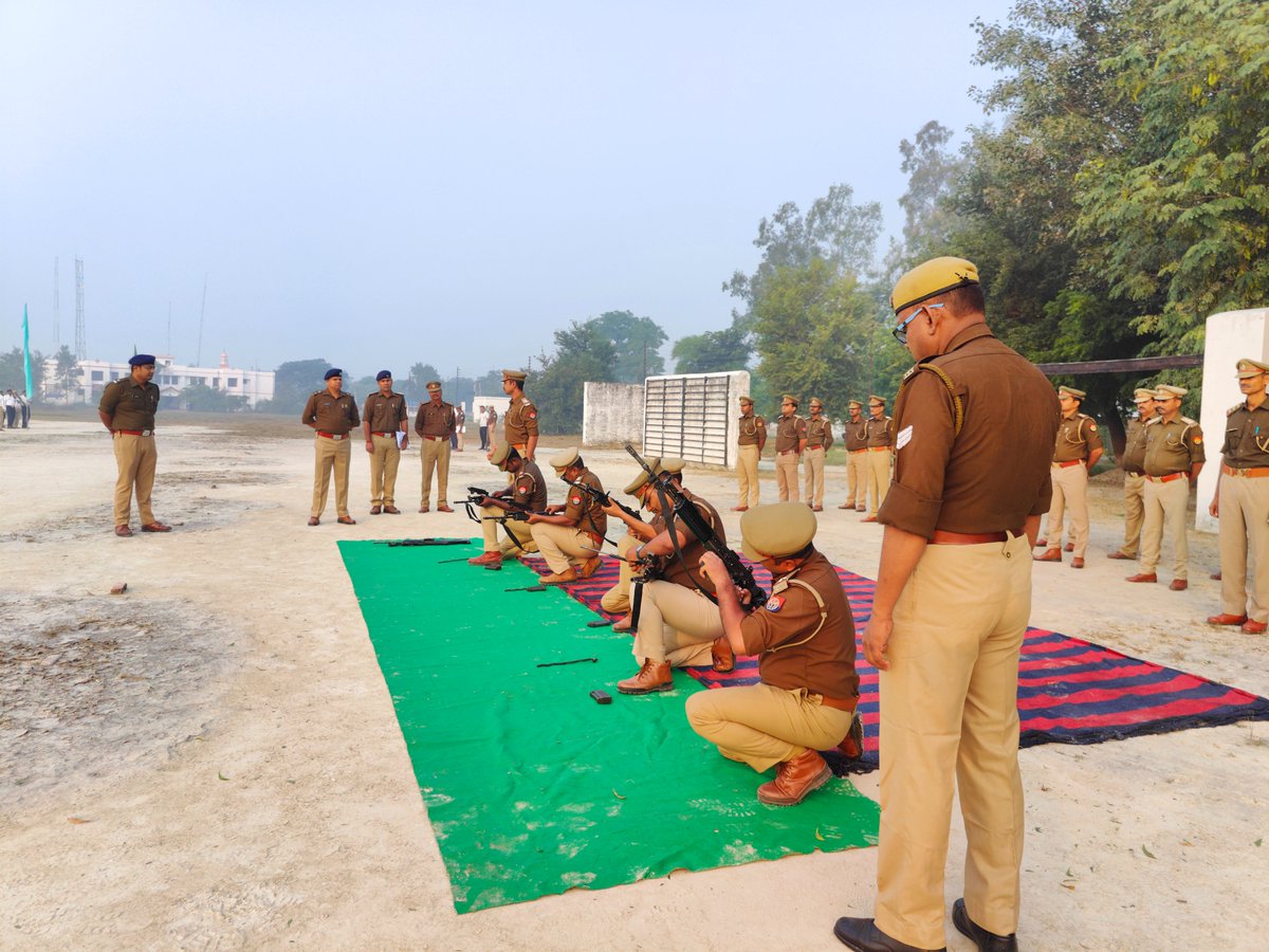 पुलिस अधीक्षक कौशाम्बी द्वारा पुलिस लाइन स्थित परेड ग्राउंड पर शुक्रवार की परेड उपरान्त शस्त्राभ्यास कराया गया ।
#UPPolice 
@DMkaushambi 
#kaushambipolice