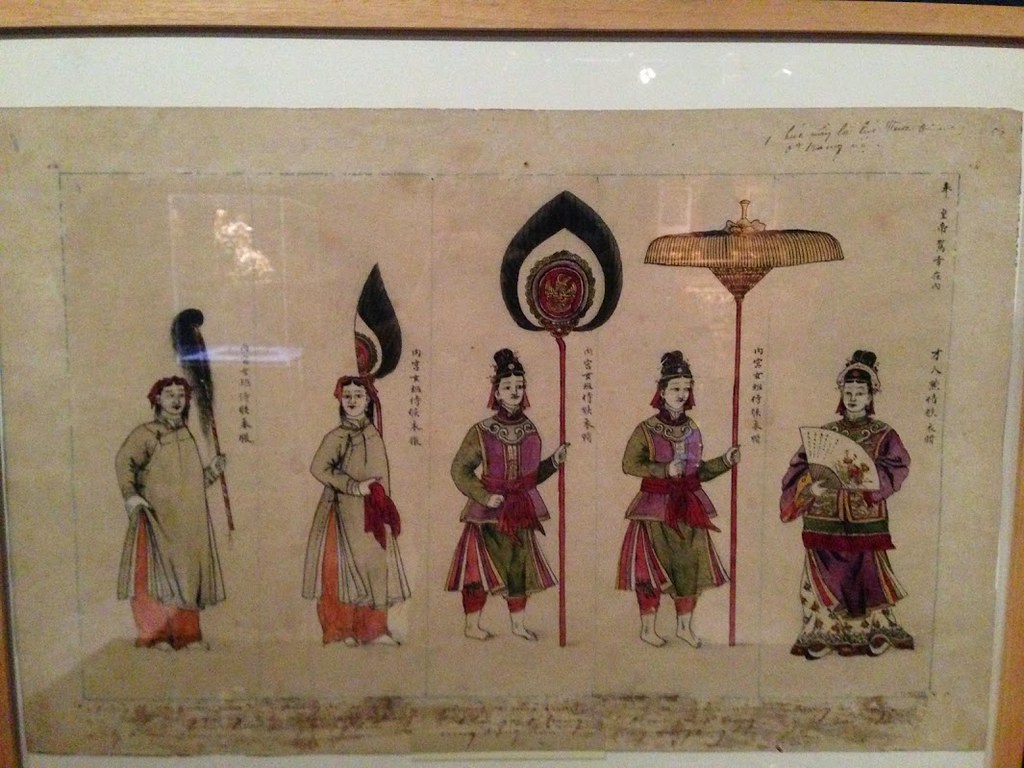 cung nhân nữ sĩ nhà Nguyễn 
ai có thể đọc dòng chữ chú thích trên đó không? khá mờ😸🥹
cre: pin
#nguyendynasty