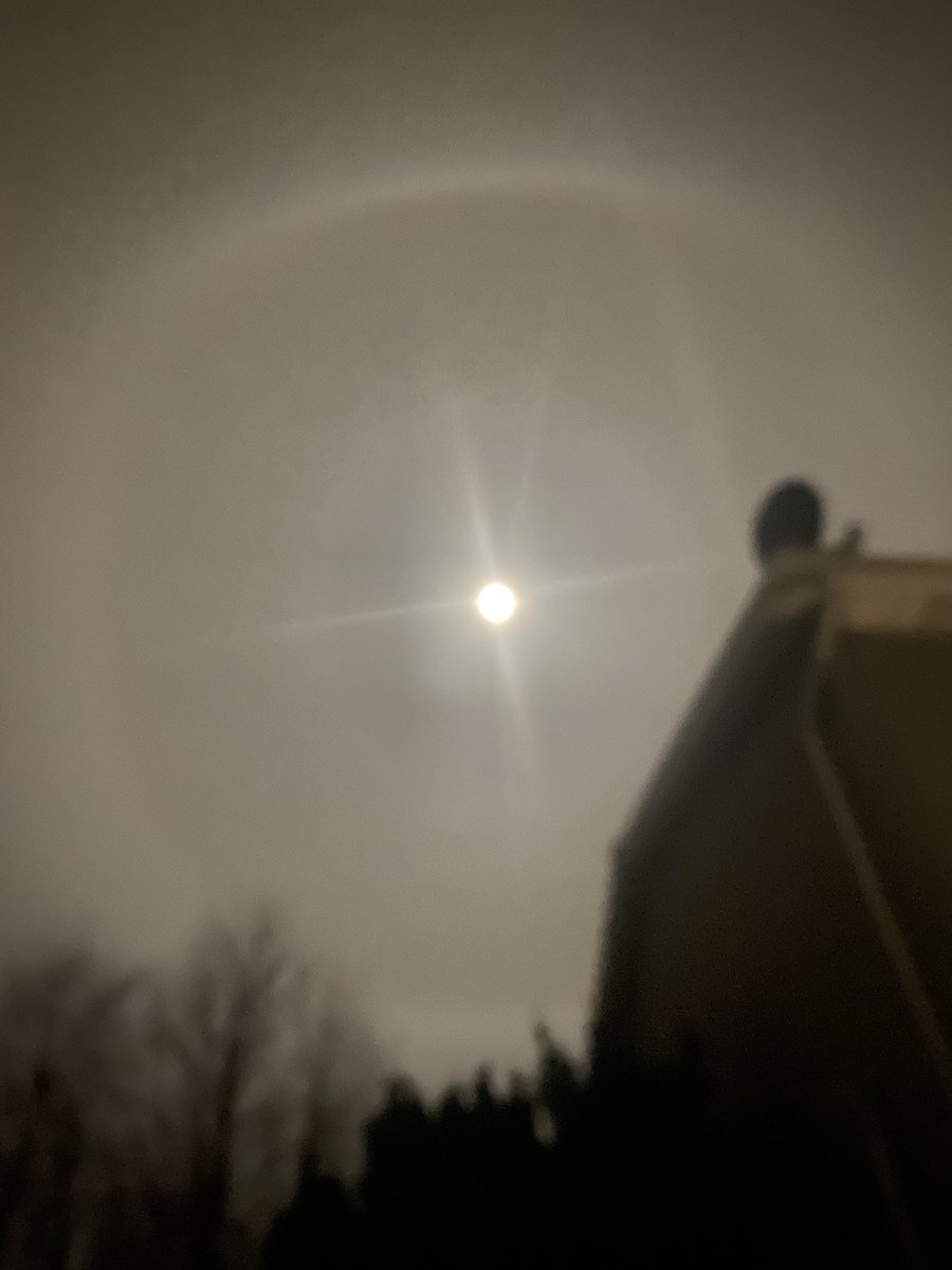 Ann_WJ's tweet photo. Captivating moon tonight for the #MarineCorps #birthday. I’ve never seen a halo quite like this!
#USMC247 #Marines #moon @TheRealBuzz @NASA @AstronomyMag https://t.co/kH8TTPAlKE
