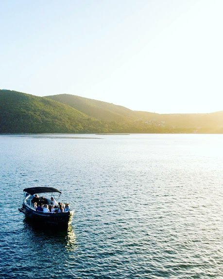 ExploreKnysna's tweet photo. The perfect activity for couples, friends and families to enjoy. Crack open some fresh delicious oysters whilst sipping on a complimentary glass of bubbles, surrounded by cotton candy skies. The perfect ending to a hot summer’s day.
https://t.co/oXsOhscsVc 
#Knysna https://t.co/axdqa5E4eD