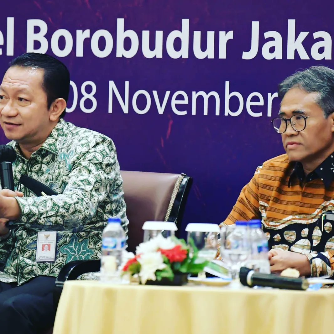HerwandiSy's tweet photo. Sekjen Kemendes PDTT, Perwakilan Rektor UGM Panut Mulyono Menutup FORUM PERTIDES &amp; membaca rumusan hasil Diskusi Surat Keputusan Mendes PDTT RI no 107 tahun 2022 tentang tahun Perguruan tinggi untuk desa &amp; hasil keputusan Sekjen nomer 154 tahun 2022 tentang anggota FORUM PERTIDES https://t.co/f8EiocSezy