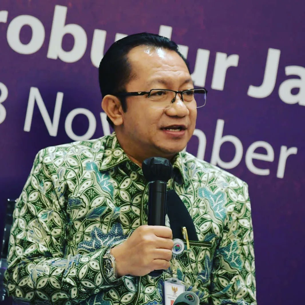 HerwandiSy's tweet photo. Sekjen Kemendes PDTT, Perwakilan Rektor UGM Panut Mulyono Menutup FORUM PERTIDES &amp; membaca rumusan hasil Diskusi Surat Keputusan Mendes PDTT RI no 107 tahun 2022 tentang tahun Perguruan tinggi untuk desa &amp; hasil keputusan Sekjen nomer 154 tahun 2022 tentang anggota FORUM PERTIDES https://t.co/f8EiocSezy