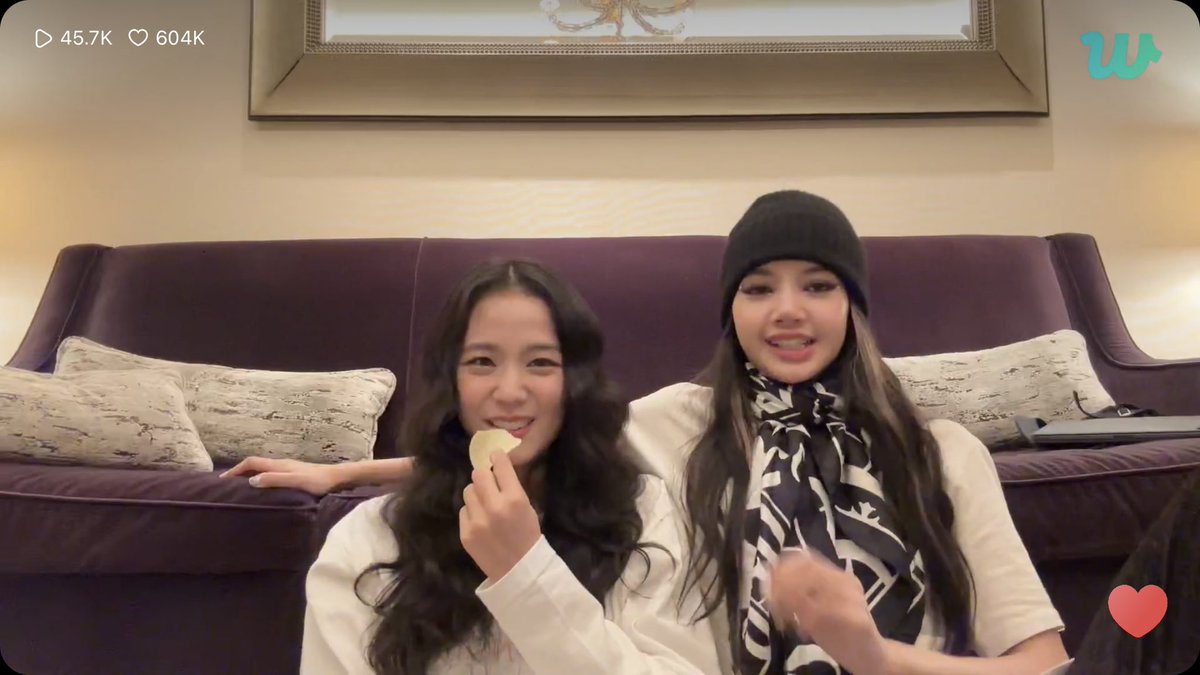 rubychulichaeng's tweet photo. บิ้งบอกอยากเห็น vlog ของจีซู พิบอกยากมาก เปิดมาอันยอง~~ แล้วก็ bye~ เลย ไม่รู้จะพูดอะไร ถ่ายได้ไม่ถึง 5 นาที ลิซ่าบอกนั่นเป็นเหตุผลที่คลิป vlog ชั้นสั้นไงล่ะ(เพราะว่ายาก5555) พิเลยบอกให้ลิซ่ามาถ่ายให้ตัวเองเหมือนตอน Lilifilm ลิซ่าบอกโอเคได้ 🤩 รอดูเลยยยย

#LISA #JISOO @BLACKPINK https://t.co/Qw0zgPcT8D