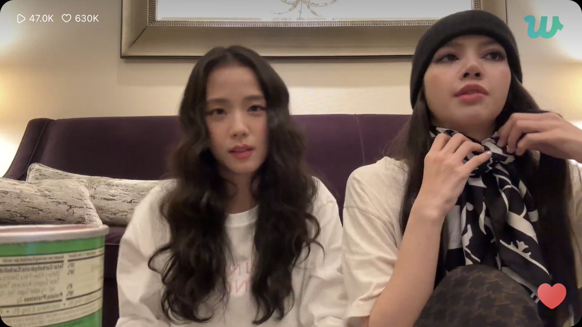 rubychulichaeng's tweet photo. บิ้งบอกอยากเห็น vlog ของจีซู พิบอกยากมาก เปิดมาอันยอง~~ แล้วก็ bye~ เลย ไม่รู้จะพูดอะไร ถ่ายได้ไม่ถึง 5 นาที ลิซ่าบอกนั่นเป็นเหตุผลที่คลิป vlog ชั้นสั้นไงล่ะ(เพราะว่ายาก5555) พิเลยบอกให้ลิซ่ามาถ่ายให้ตัวเองเหมือนตอน Lilifilm ลิซ่าบอกโอเคได้ 🤩 รอดูเลยยยย

#LISA #JISOO @BLACKPINK https://t.co/Qw0zgPcT8D
