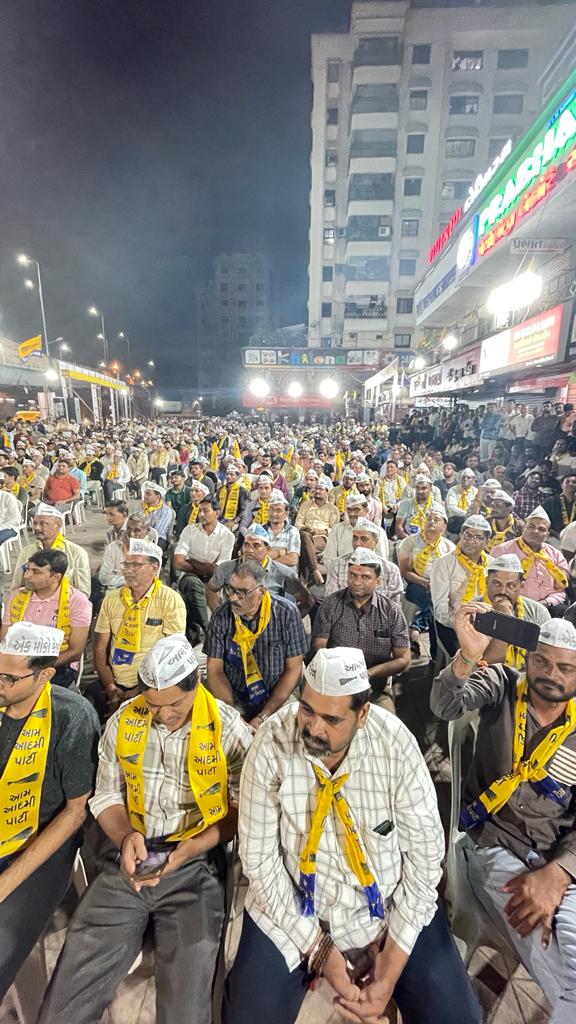 સુરત ખાતે રાજ્યસભા સાંસદ અને 'આપ' ગુજરાત પ્રદેશ સહ-પ્રભારીશ્રી‌ <a href="/raghav_chadha/">Raghav Chadha</a>, કરંજ વિધાનસભા ઉમેદવારશ્રી <a href="/manoj_sorathiya/">Manoj Sorathiya</a> તથા વરાછા વિધાનસભા ઉમેદવારશ્રી <a href="/OfficialAlpesh/">Alpesh Kathiriya.Official</a> ની ઉપસ્થિતિમાં સભા યોજાઈ.