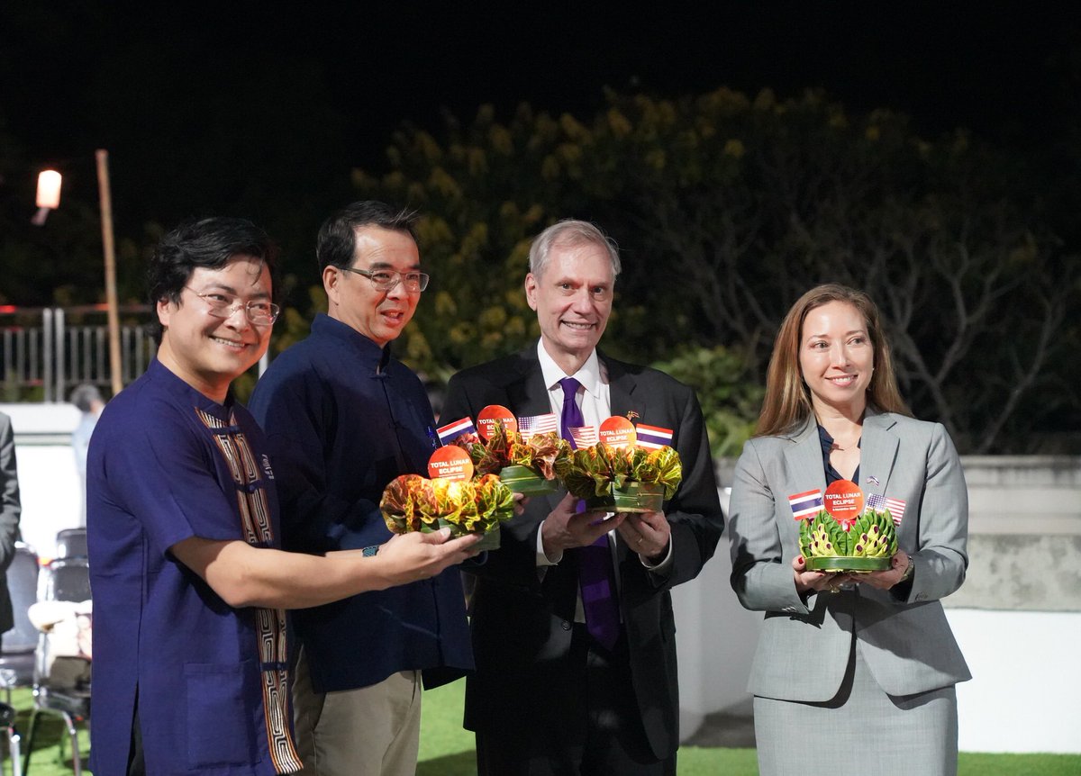 USAmbThailand's tweet photo. เป็นการเยือนภาคเหนือครั้งแรกที่ยอดเยี่ยม! ผมยินดีที่มีโอกาสร่วมฉลองงานลอยกระทง ขบวนแห่กระทงใหญ่มีชีวิตชีวา เต็มด้วยแสงสีและสนุกสนานมาก ข้าวซอยก็อร่อยจริง ๆ ผมดีใจที่ได้ร่วมการสนทนาเพื่อกระชับความสัมพันธ์ของเรา ขอบคุณทุกท่านที่ให้การต้อนรับผมอย่างอบอุ่นครับ ผมจะกลับไปอีกเร็ว ๆ นี้ https://t.co/0ZSZPwPFc3