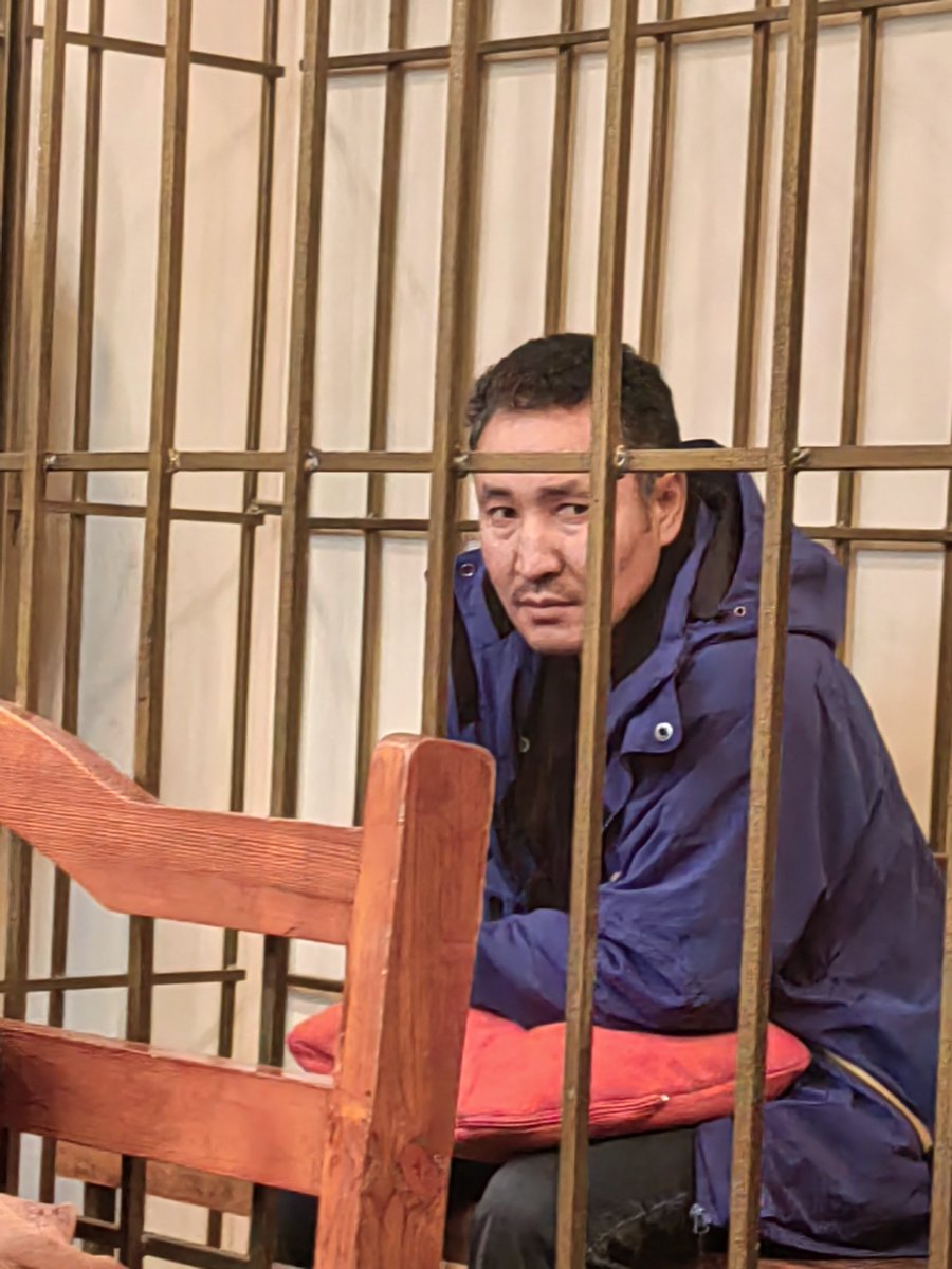 Начался суд Нурлан Асанбеков. Его сопровождает медсестра, так как из-за голодовки его здоровье значительно ухудшилось