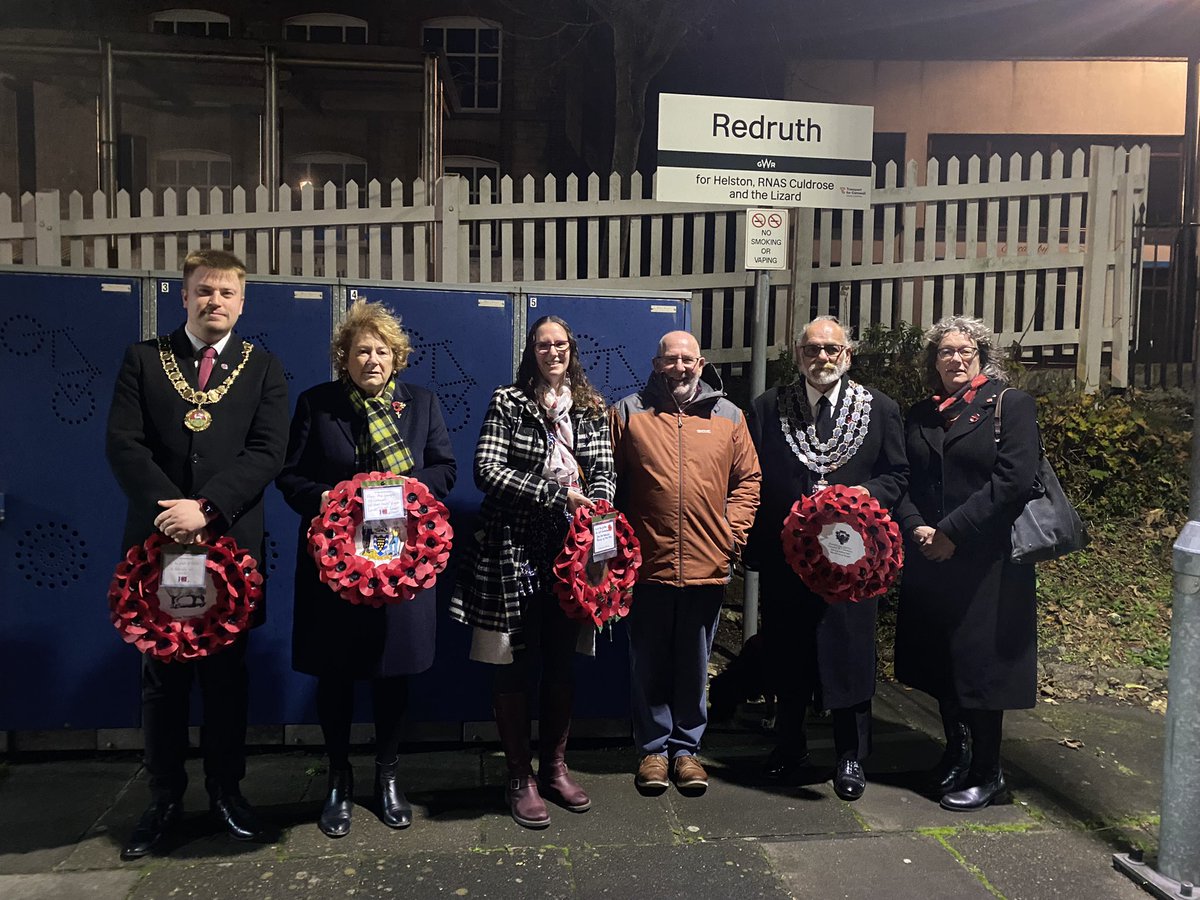 DebReeve's tweet photo. @RemembeRoutes @GWRHelp @TonyP146 @VETERANSCHARITY @BBCCornwall @piratefm @BBCSpotlight @RewindCornwall @YourCoastFM @HeartSWNews @CornwallLive @CornishmanPaper @SoldierOnAwards @Cobseo At Redruth station awaiting the train from Penzance this morning. https://t.co/RybeUbYJLn