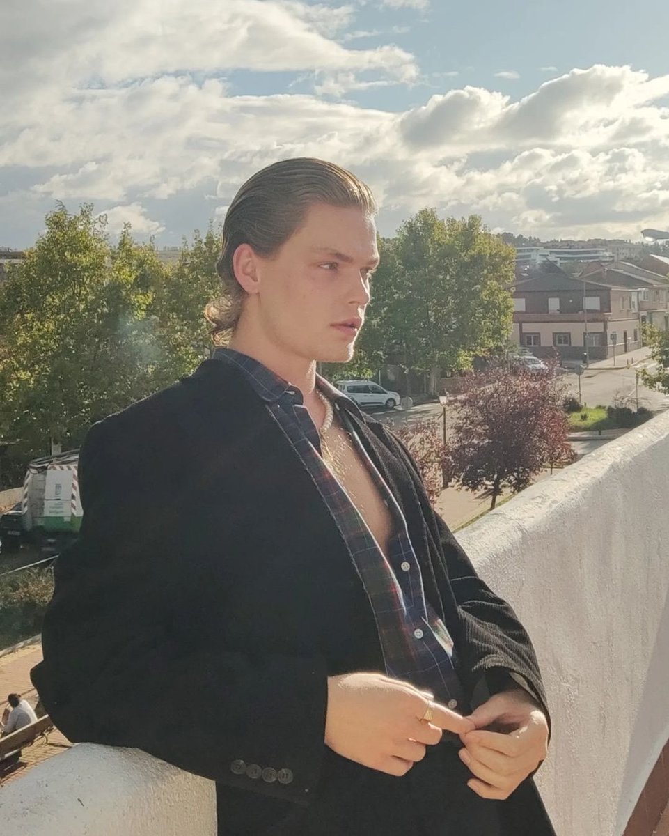 CallMePriapus's tweet image. Puta? Sim
Sedutor? Sim
Elegante? Sim
Tá afim de dar? Sempre
Tá de pau duro? Sempre