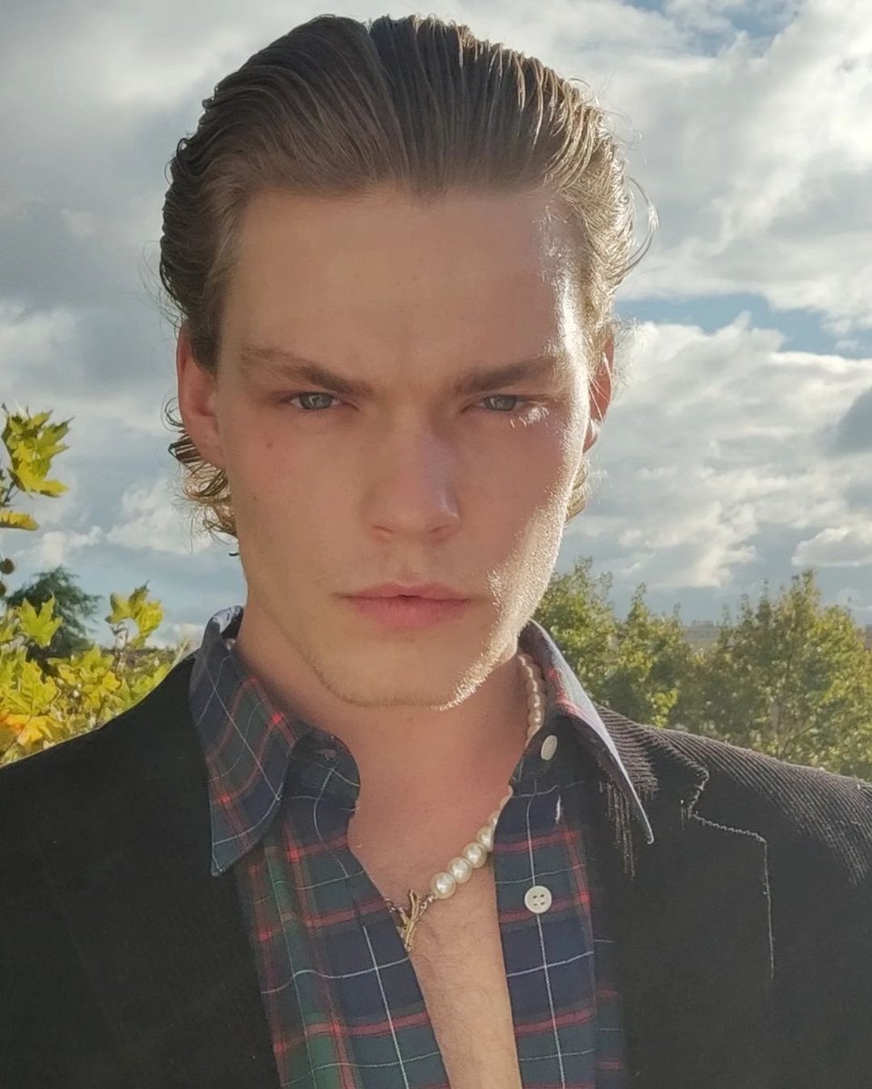 CallMePriapus's tweet image. Puta? Sim
Sedutor? Sim
Elegante? Sim
Tá afim de dar? Sempre
Tá de pau duro? Sempre