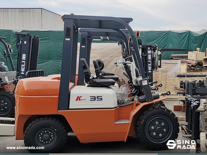 🚢4 Units #HELI CPCD35 Diesel Forklift & 1 Unit HELI CPD25HB2 Electric Forklift Exported to France. 👉For More>> sinomada.com #SinomadaCases #DieselForklift #ElectricForklift #ForkliftService #LogisticsMachinery