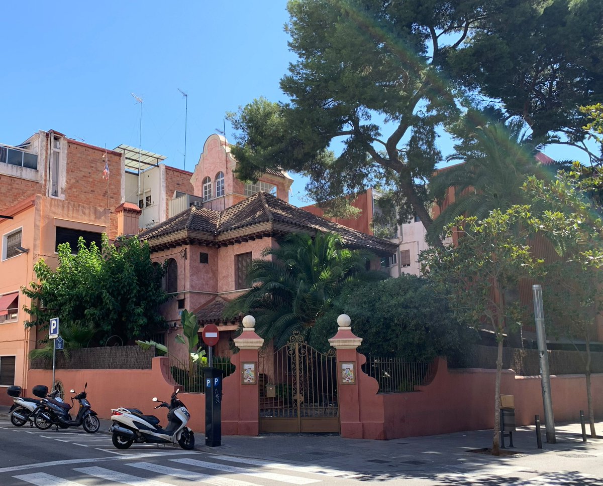 La cantonada més espaterrant del barri dels #Indians. És una vergonya que la Torre Rosa, edifici icònic, no estigui protegida (Francesc Tàrrega 22)