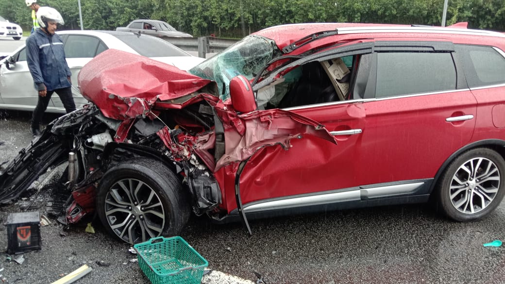 #kltu PLUS: The accident involving 5 vehicles at KM280.1 is adding on to a more than 4 hour crawl from Putra Mahkota - Nilai, and this is blocking all lanes. Also expect a half an hour crawl in the opposite direction.

credit: Netizens