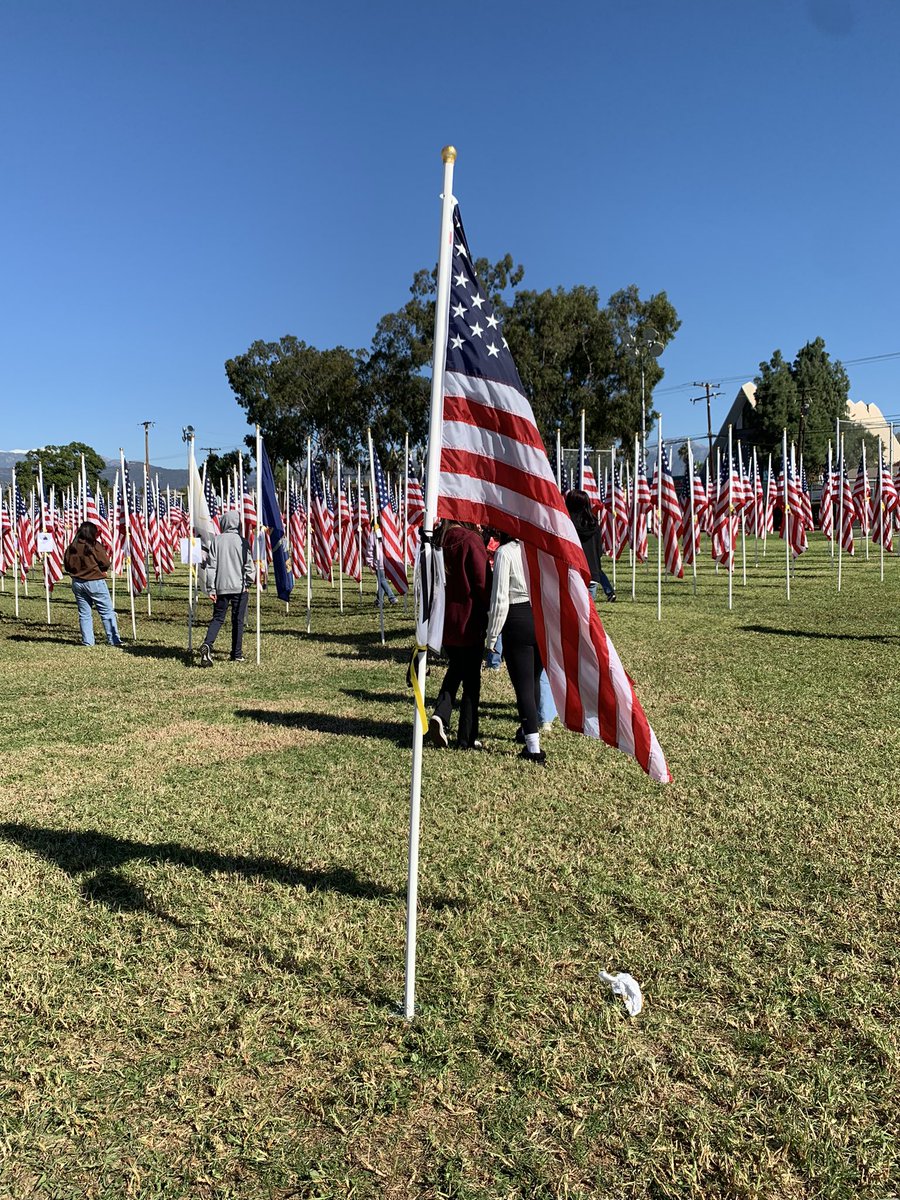 Sheila__Edwards's tweet photo. Students learned about Army medic Donald Evans resident of Covina, recipient of the Medal of Honor. Thank you Rotary Club. #FieldofValor #VeteransDay https://t.co/vuX5H51yOl