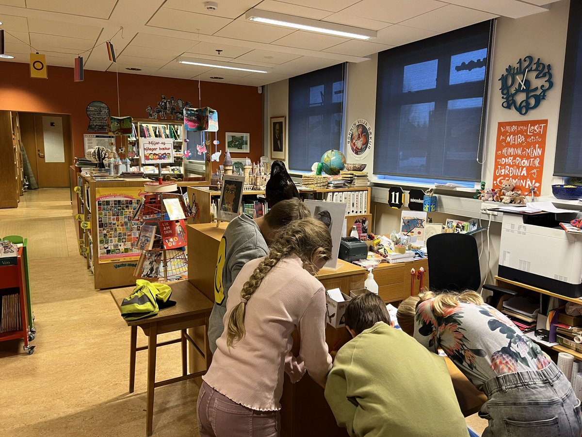 D5… Það eru í kringum 650+ hjörtu, gömul og ung, sem slá á hverjum degi í Laugarnesskóla og hluti af þeim mætir eld snemma á skólasafnið, uppáhalds staðinn minn, (og ein af uppáhalds stundum mínum ef út í það er farið) til að spreyta sig á orði dagsins…#12dagatwitter