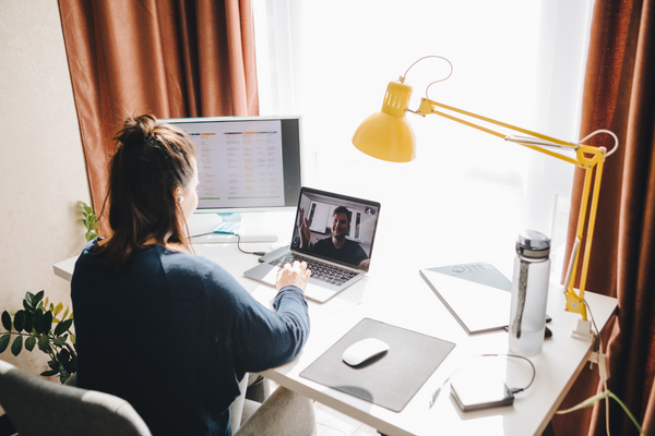 ucc_complutense's tweet image. 🏠El teletrabajo prolongado mejora la propia percepción de productividad

“Este estudio contradice esa creencia de los efectos adversos del teletrabajo a largo plazo como más aislamiento o menos productividad y compromiso con la compañía&quot;, @Labrado74 

👉ucm.es/otri/noticias-…