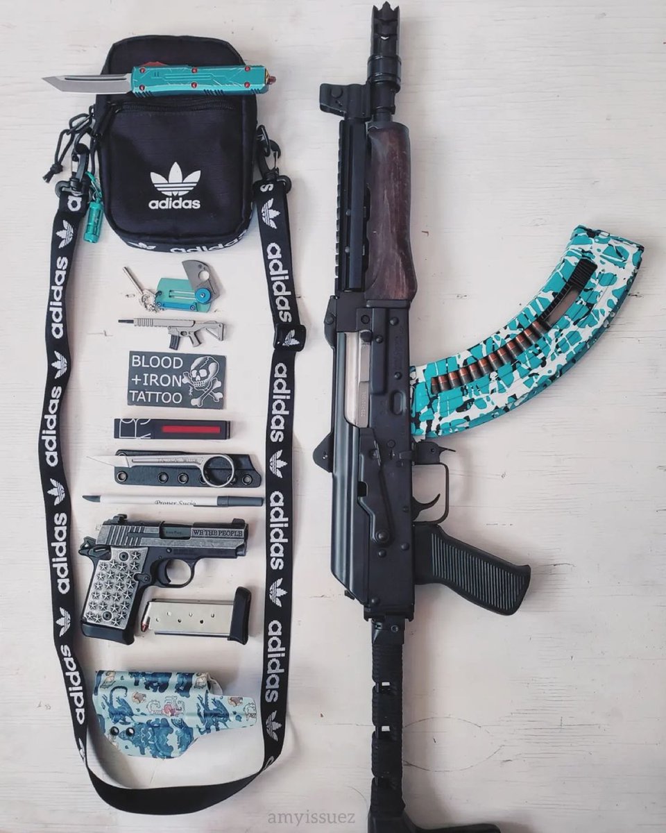 BlackWolfTexas's tweet photo. 👽 It totally all fits. . .
•
•
🔥📸 by • @amyissuez
•
-
#blackwolftactical #ftd #ak #ultratech #m92 #калаш #picoeur #762 #kalash #zastava #kalashlife #kalashnikov #edclife #9mm #p938 #pewpewlife #bastinelliknives #myadidas #everydaycarry #tinytools #edc #nars https://t.co/Bd36TzG7F6
