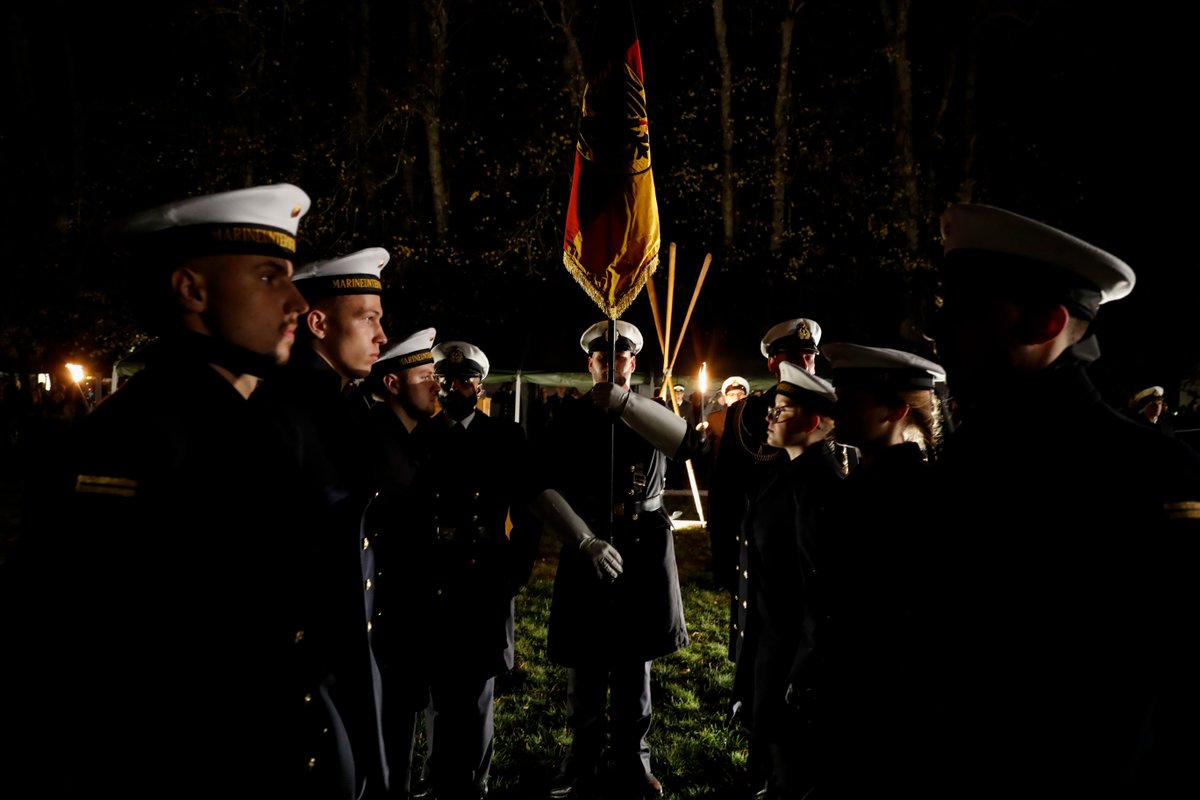 deutschemarine's tweet photo. Gestern zelebrierte die #Marineunteroffzierschule und das #Spezialpionierregiment 164 den Diensteid und das feierliche Gelöbnis für ihre Rekruten und Unteroffizieranwärter.

Die Festansprache in #Plön hielt der Ministerpräsident von #SchleswigHolstein, Daniel Günther.

🕯️🥁✋🕯️ https://t.co/BCDInnkO6E