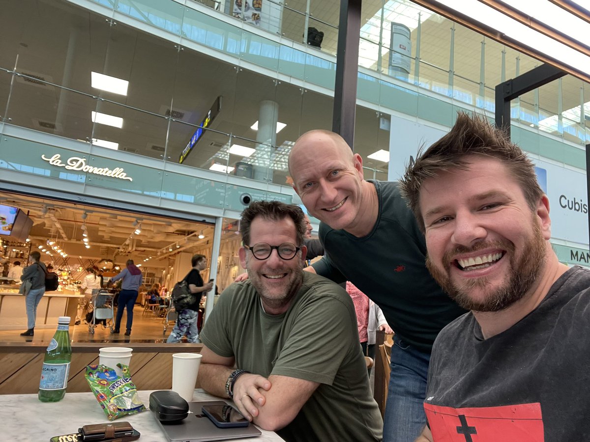 Novacastle's tweet photo. Catching with some former #Appsense legends on the way home. #happymemories https://t.co/xBuM6RjoZo
