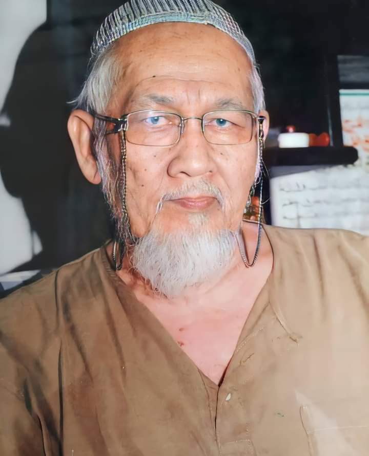 ghasaq__'s tweet photo. Hilang lagi sesepuh, ʿulamāʾ tua Kedah kita, waliyullāh, ʿArif billāh, Paksu Mid Kuala Pai yang telah kembali ke raḥmat Allāh sebentar tadi

Segala pesanan, ʿilmu, nasihat², kunci² ʿamalan serta sirr (rahsia) yang beliau hulurkan masih belum terteguk kita buat umat.

Al-Fātiḥah https://t.co/uY2vzrp38f