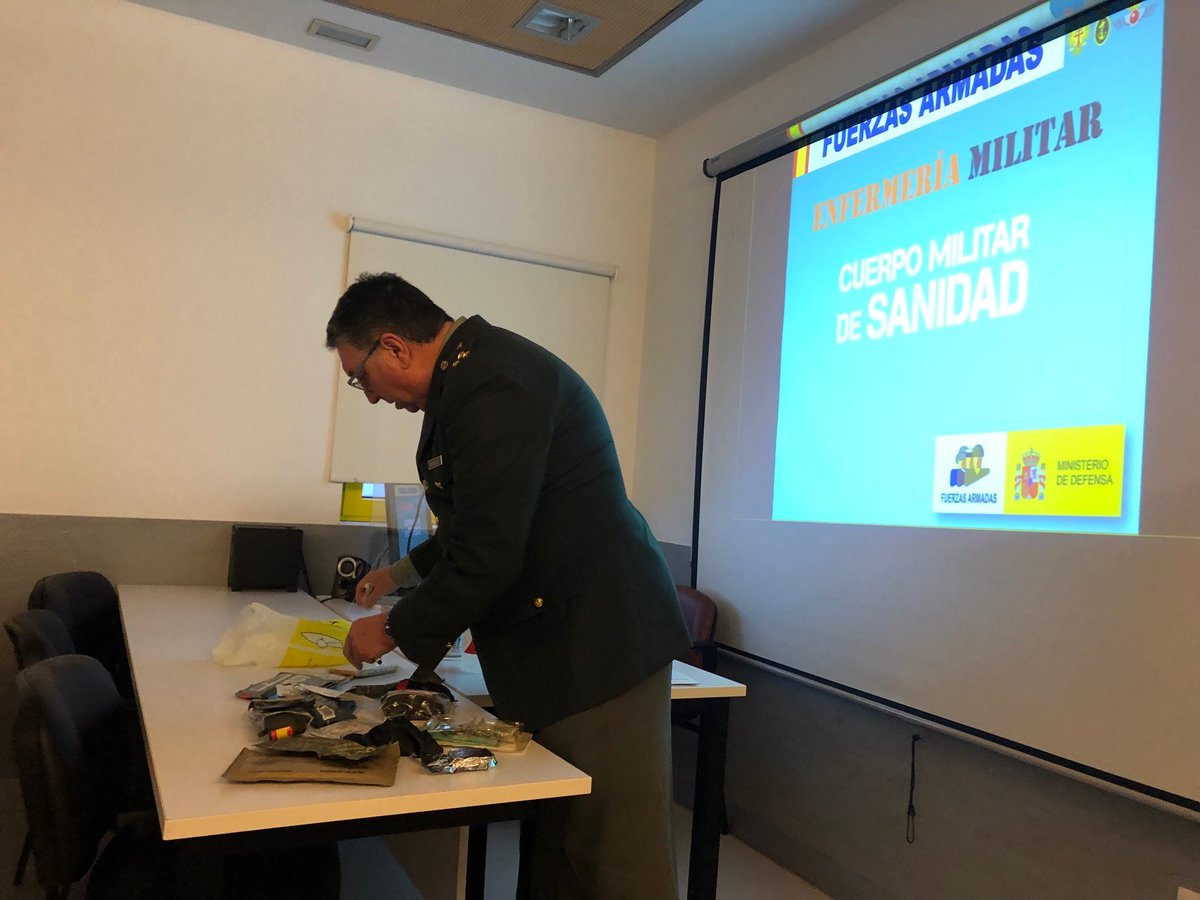 Los servicios sanitarios del Ministerio de Defensa nos han visitado para dar una charla a los alumnos de Enfermería. ¡Y nos ha encantado la experiencia!

escuelaclinicamompia.es/la-escuela-rec…

#EligeEscuelaMompía #Enfermería #TuEscuelaTuHospital
