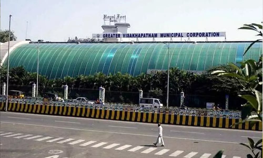 ZeeTeluguLive's tweet image. విశాఖ:నగరంలో వివిధ ప్రాంతాల్లో బీజేపీ ఫ్లెక్సీలు తొలగిస్తున్న GVMCసిబ్బంది. ఈ తీరుపై బీజేపీ శ్రేణుల ఆగ్రహం.సిరిపురం జంక్షన్లో తిరిగి ఫ్లెక్సీలు కట్టిస్తోన్న సోమువీర్రాజు. అక్కడికి చేరుకుంటున్న బీజేపీ శ్రేణులు
#Bjp #Moditour #GVMC #Modi #AndhraPradesh #ysrcp