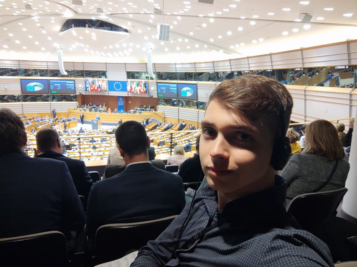 Desde Bruselas 🇧🇪 nos llegan más imágenes de nuestro <a href="/DNL01RA/">Daniel Raja Aparicio</a> representando a <a href="/AruRadio/">ARU</a> en el Parlamento Europeo 🇪🇺 y realizando entrevistas para #Euroconexion 👀

¡Enhorabuena, Dani! 👏🏼🤩