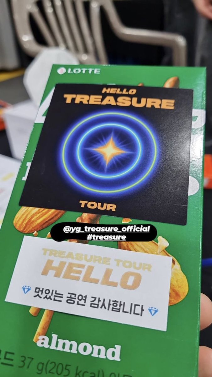 7chillichoii_'s tweet photo. treasure gave pepero to their dancers for pepero day today https://t.co/5qeE0wOyGj