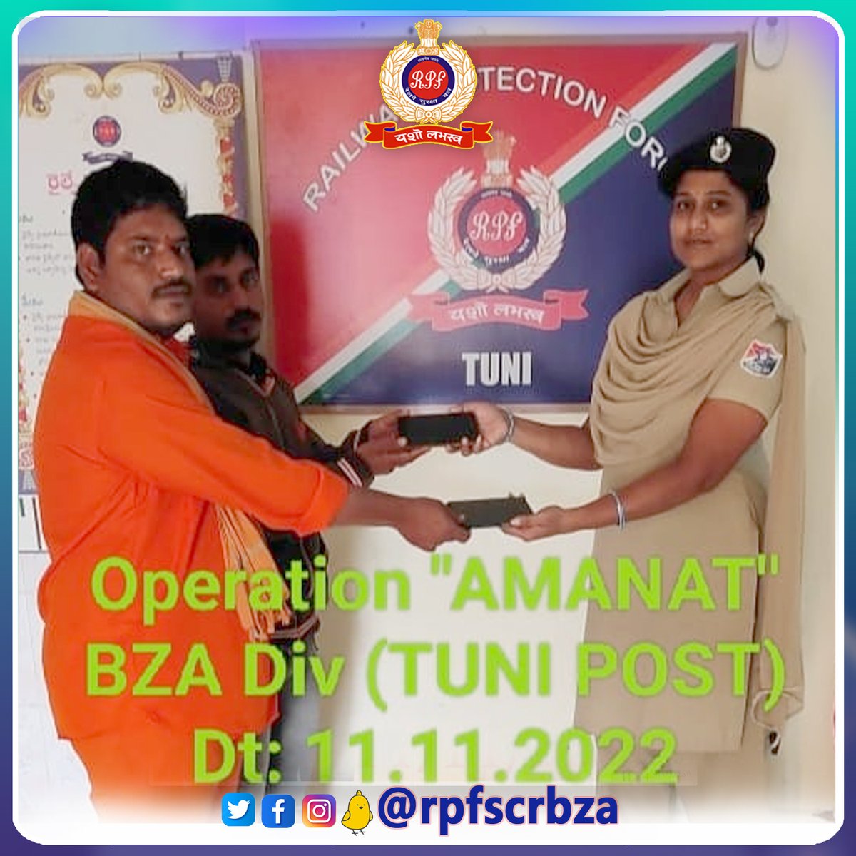 rpfscrbza's tweet photo. #OPERATION_AMAANAT. On 11-11-2022, two mobile phones, worth Rs.33,000/- was secured by #RPF Tuni, The same was handed over to its rightful owners. https://t.co/DyND71djuF