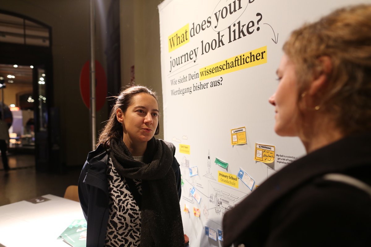 WMKstudium's tweet image. @IngaDreyer und Babette Jochum (@wissimdialog) waren für das Projekt DiPubHealth bei der #BerlinScienceWeek22 im @MfNBerlin. Beim Round Table der @BayerFoundation wurden diverse Projekte vorgestellt, die Wissenschaft inklusiver machen sollen. #WissKomm