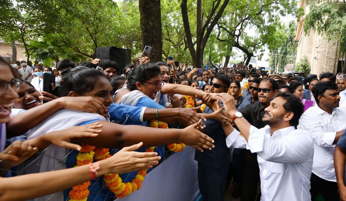 2024YCP's tweet photo. సీఎం జగన్‌ గారితో కరచాలనం కోసం మెడికల్ కాలేజీ విద్యార్దులు ఎలా ఎగబడుతున్నారో చూడండి..అభిమానమంటే ఇది కదా..

#CMYSJagan https://t.co/VWOHWkMQd8