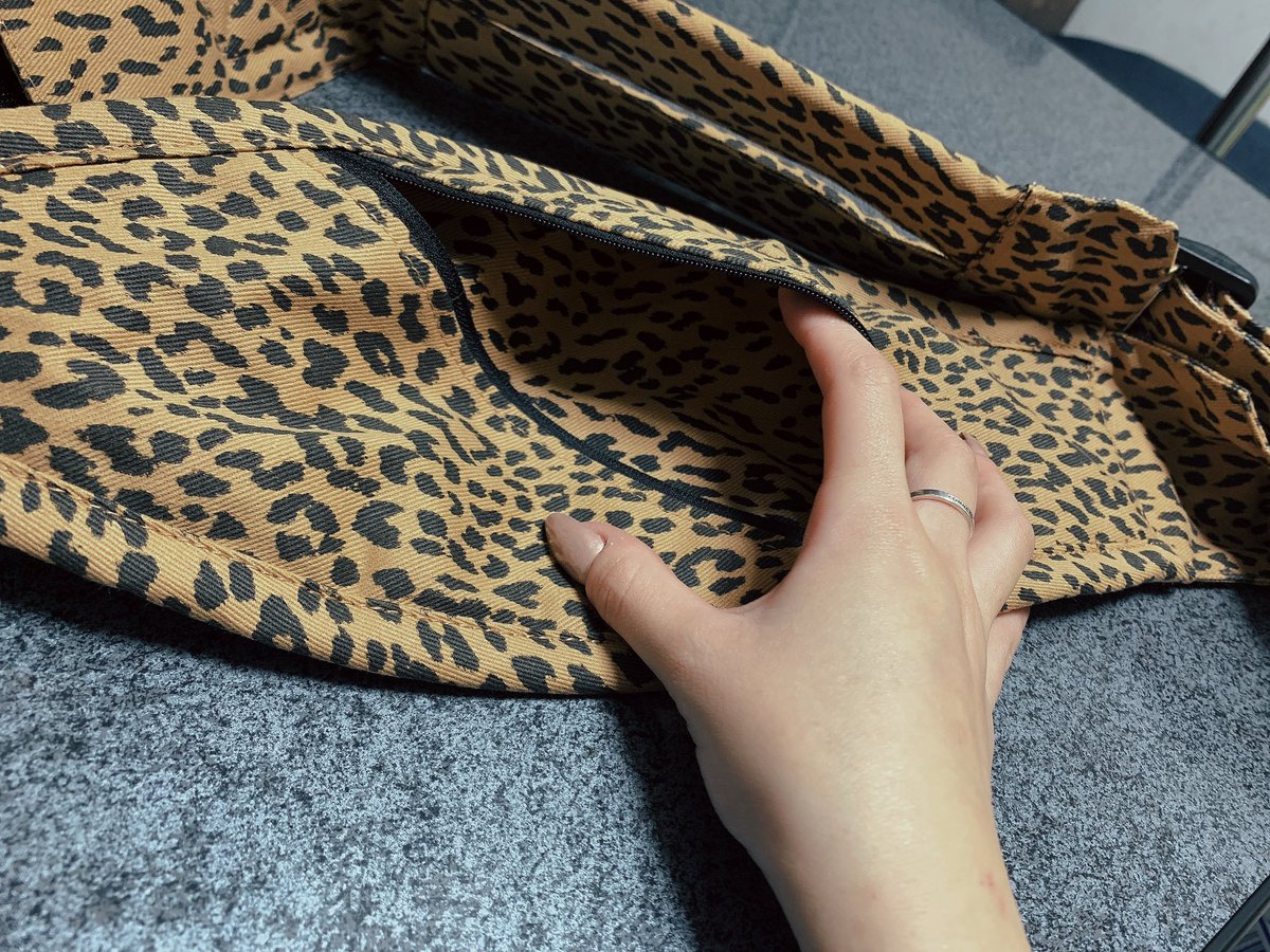 saa50424778's tweet photo. ずっと気になってたのが届いたぁ！お兄ありがと🥰🙏
少し手放しても横抱き出来るの楽すぎてもう前の抱っこ紐使えなさそ笑
ちょっとした小物入れれるチャックあるしコンパクトになるしめちゃめちゃ良き😍
 #グスケット #グスケット抱っこ紐 #抱っこ紐 #ヒップシート @gooseket @gooseket_jp https://t.co/nYo5gsLaeN