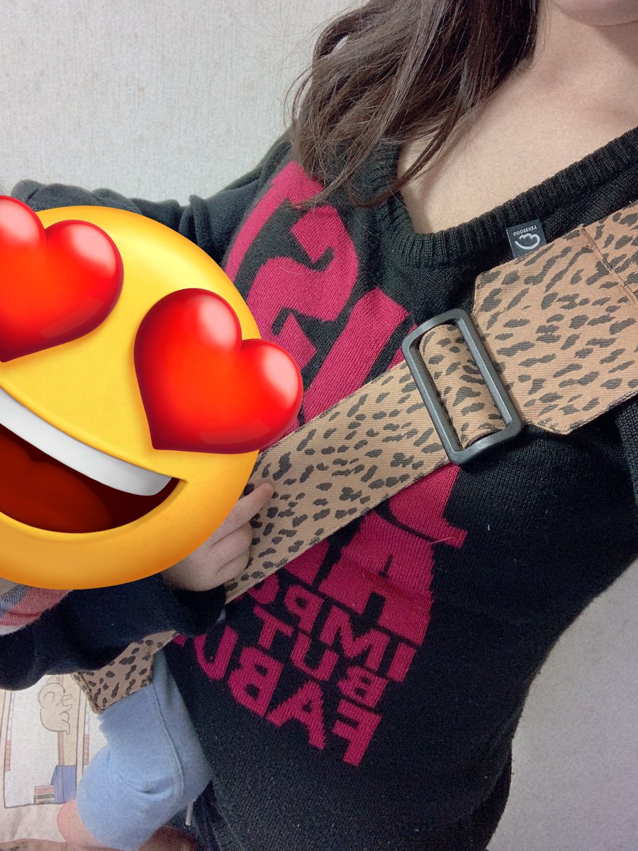 saa50424778's tweet photo. ずっと気になってたのが届いたぁ！お兄ありがと🥰🙏
少し手放しても横抱き出来るの楽すぎてもう前の抱っこ紐使えなさそ笑
ちょっとした小物入れれるチャックあるしコンパクトになるしめちゃめちゃ良き😍
 #グスケット #グスケット抱っこ紐 #抱っこ紐 #ヒップシート @gooseket @gooseket_jp https://t.co/nYo5gsLaeN