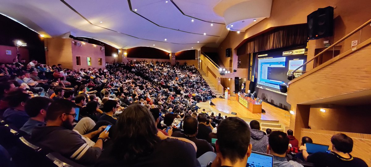 FredySysAdmin's tweet photo. Llenazo absoluto en la charla de @ricnar456 #NN10ED Divirtiéndonos con el kernel. Apoteósico! https://t.co/WzHZRuRbj8