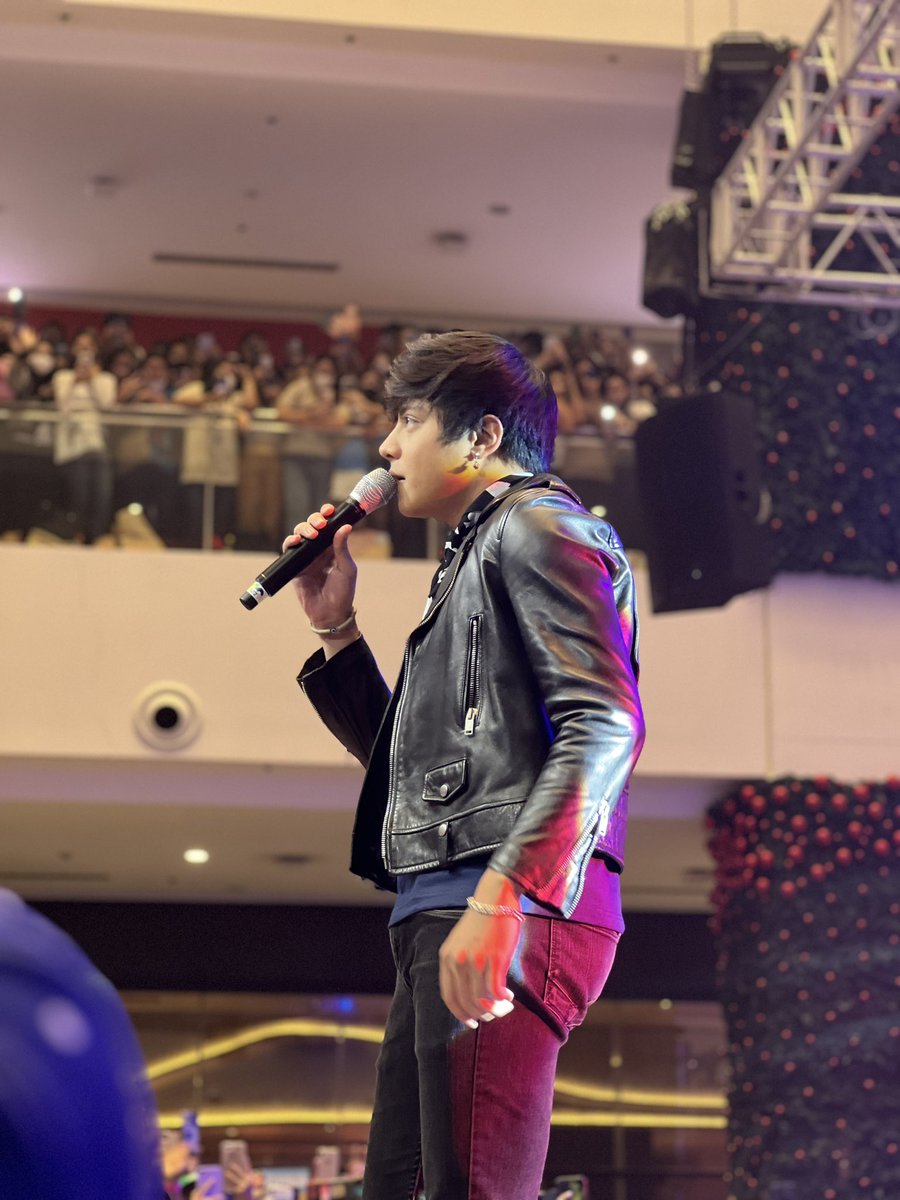 OfficialKBB's tweet photo. Supreme Idol Daniel Padilla 

KATHNIELS MALLSHOW COMEBACK
#2GoodMallShow2Remember #KathNiel https://t.co/HiKhwwlyms
