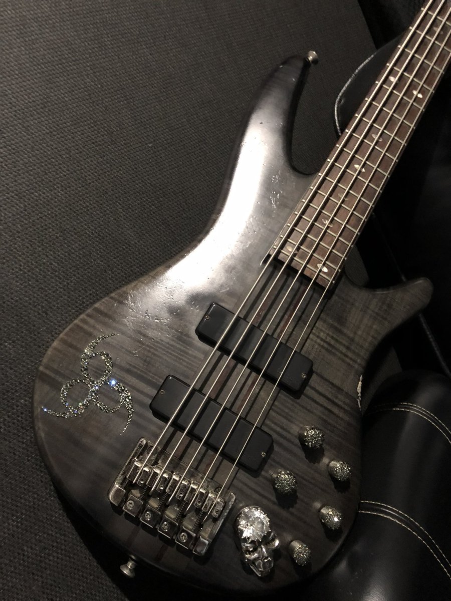 DLX_rei's tweet photo. BLEACHの斬魄刀と対話するみたいに
只今ベースと対話中 https://t.co/zGCc2pQSwK