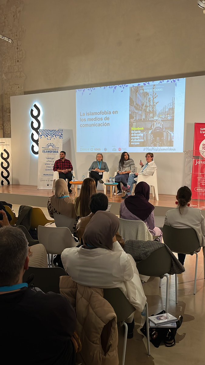 Arranca la segunda mesa contra la #islamofobia.
<a href="/Bouty_Elhadri/">Boutaina El Hadri</a> modera VISIBILIZAR II con la experta en relaciones internacionales <a href="/LurdesVidal/">Lurdes Vidal Bertran</a>; la educadora social <a href="/ZenibLaari/">Zenib Laari Inoune</a>; y el periodista Ibrahim Rifi.
#MaiMésIslamofòbia