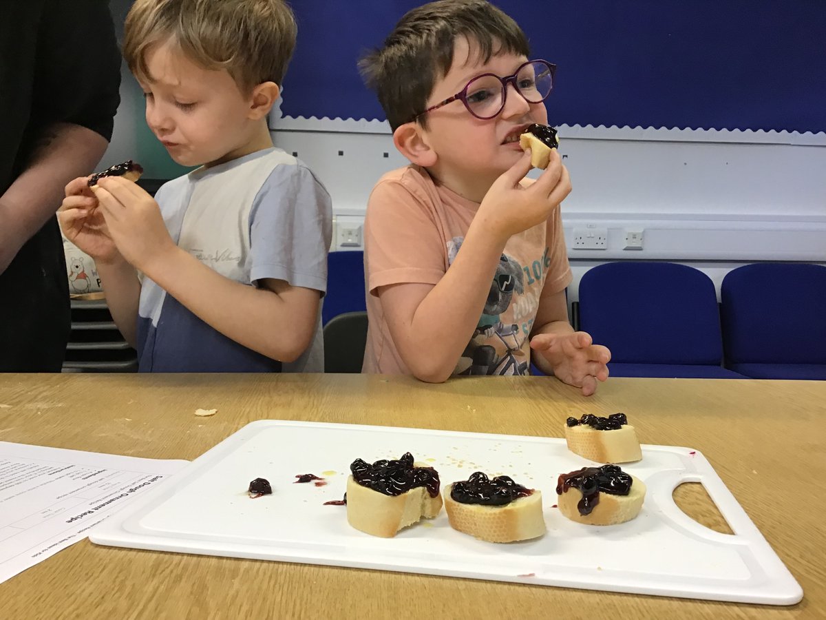 MiniExplorersPD's tweet image. Christmas preparations have started 🎅We have been  busy making jam in our #communityroom  It tastes delicious 😊 and we made salt dough decorations for the tree 🎄#enterprisingandcreative @Year1PDCS
