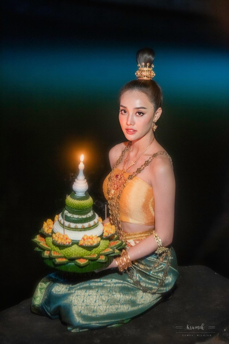 namtarnpich's tweet photo. ข้ามภพมาปีนี้สิเจ้าคะ หนูลีจะพาทั้งพี่หมอและหมวดพิภพไปลอยกระทงเอง แต่ขอสายลับธีร์ก่อนนะเจ้าคะ  #ลิขิตแห่งจันทร์รีรันตอนจบ #สายลับลิปกลอสep7 https://t.co/Zz2ZBnl67y