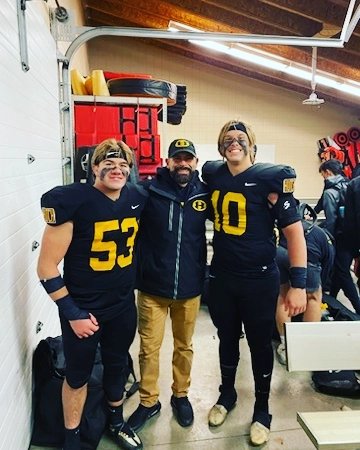 ChadHarlander's tweet photo. DL FAM!
Great night for Hutch FB!! https://t.co/6sOxE2bBUC